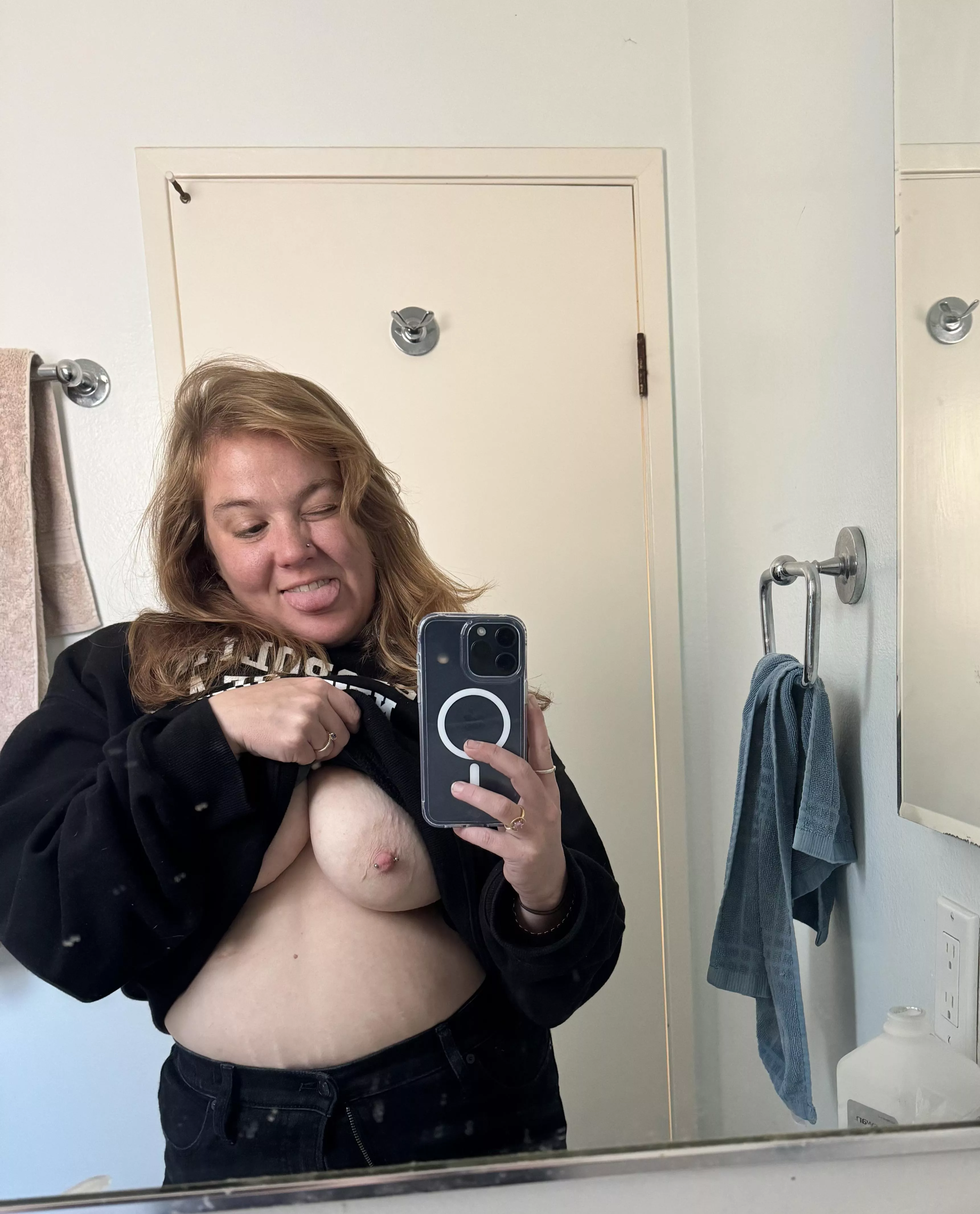 So who likes girls w piercings 😏