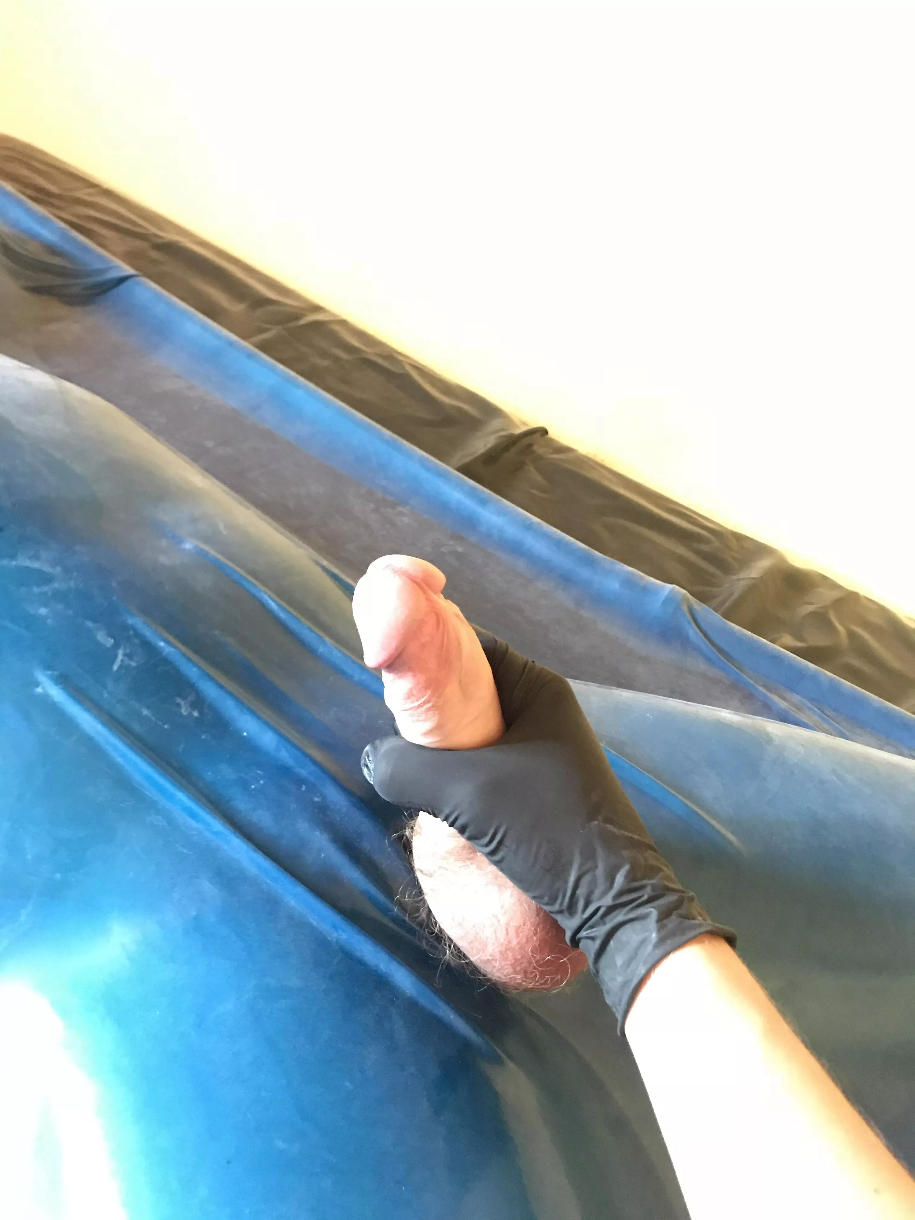 Vacbed Latex Handjob
