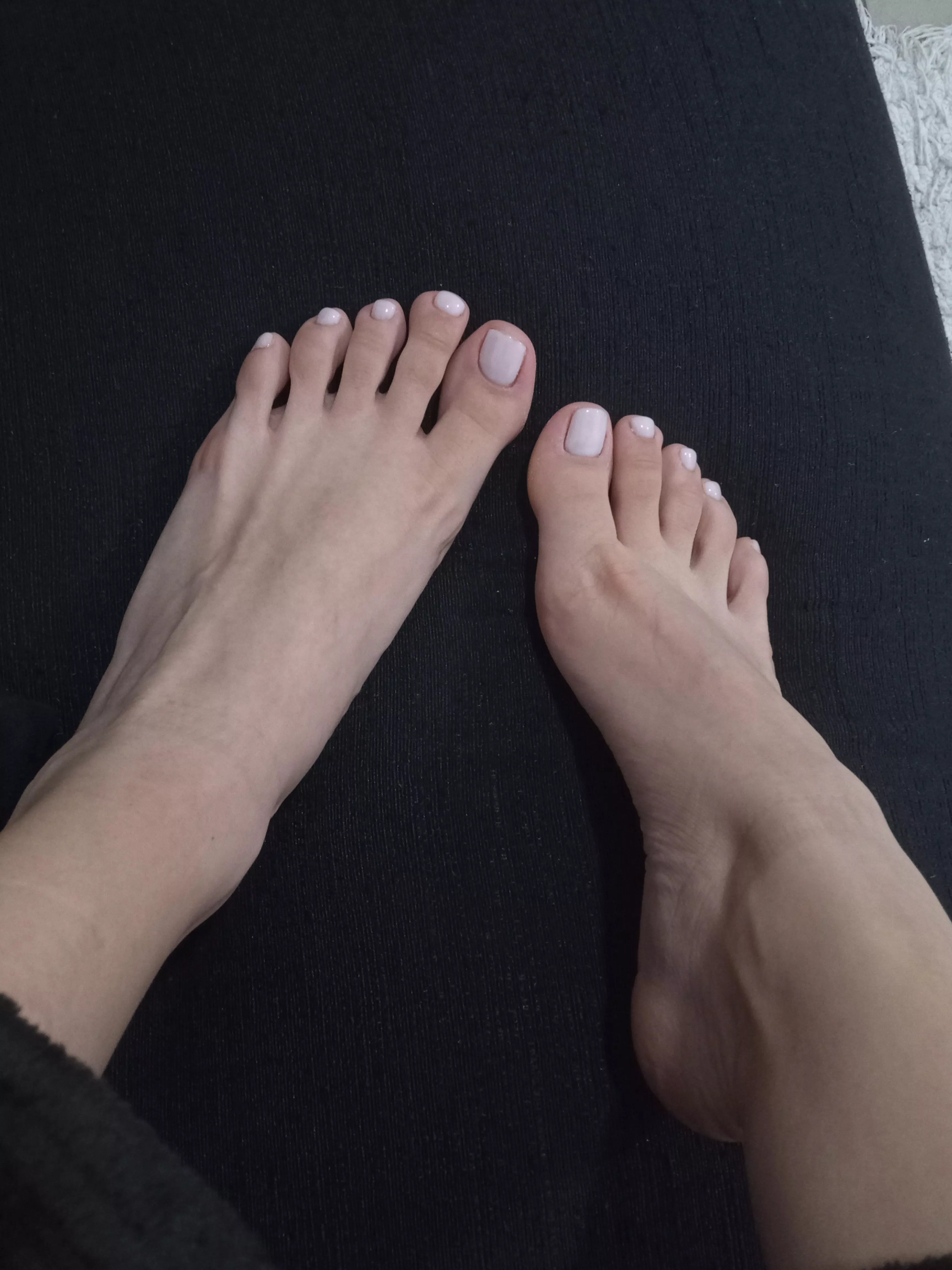 Would you be willing to worship my feet daily? ✨👸🏻