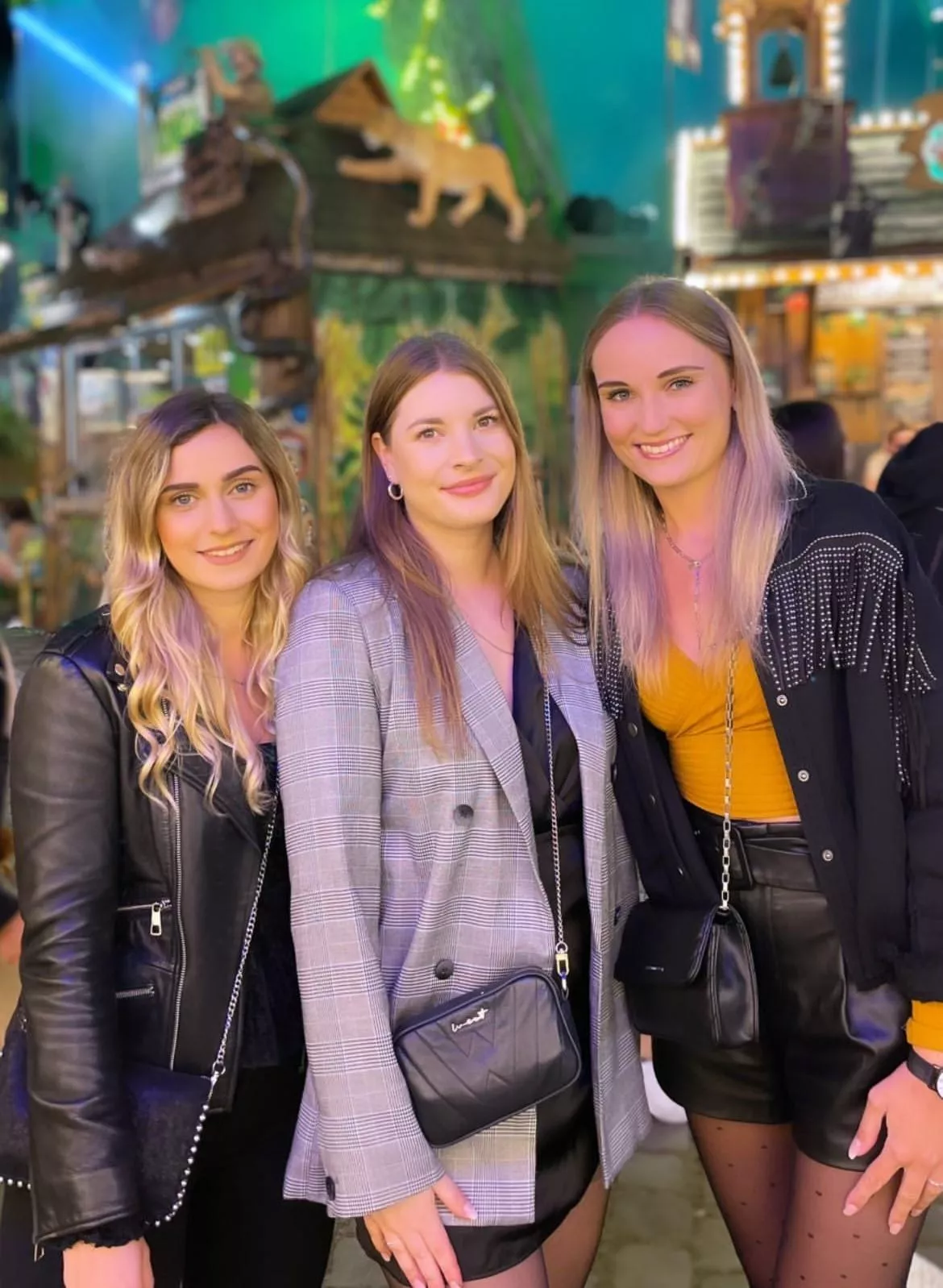 [3] Girls on a Party