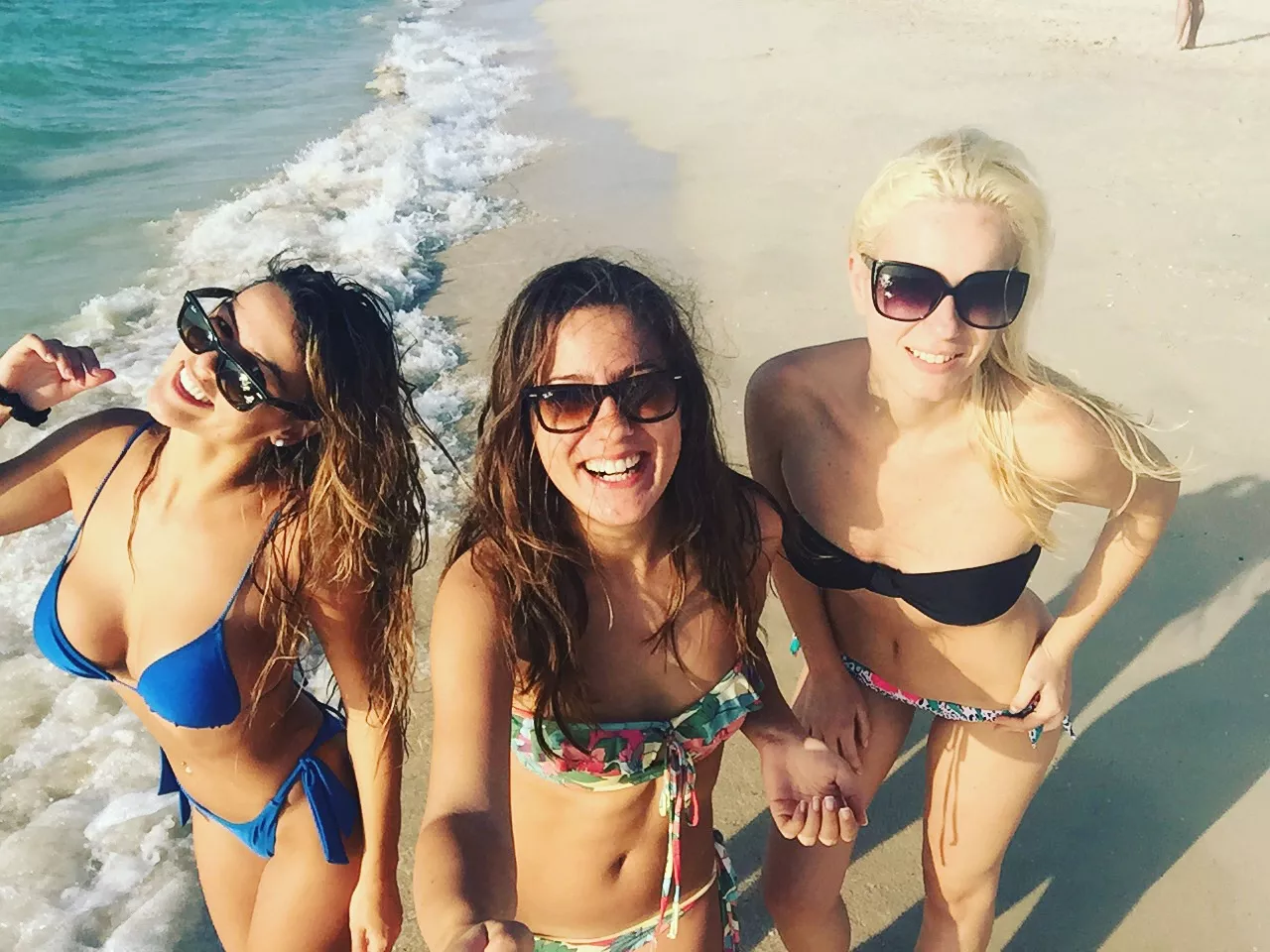 3 Hot girls in bikini