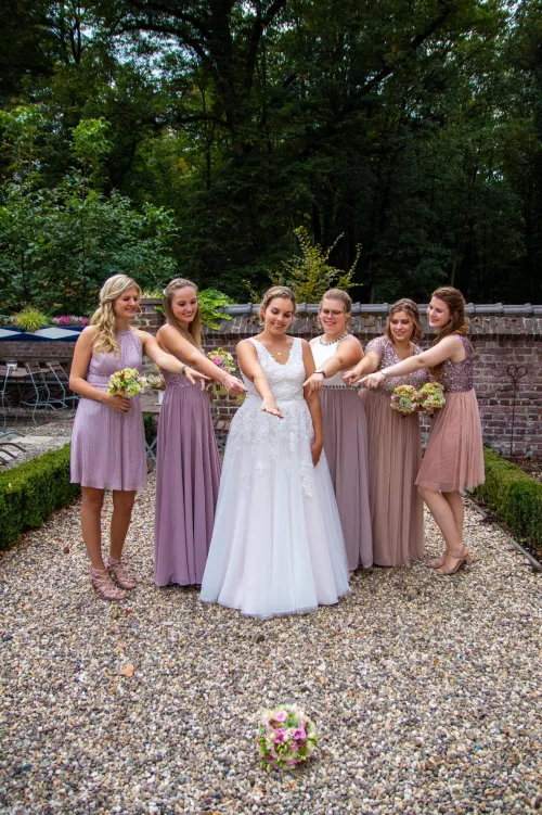 [6] Grils with dresses