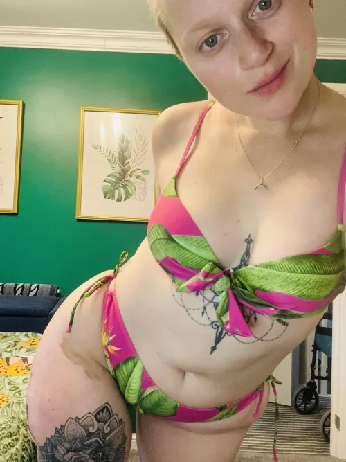 Amputees seem to make bikinis better 🥵🩷 NSFW