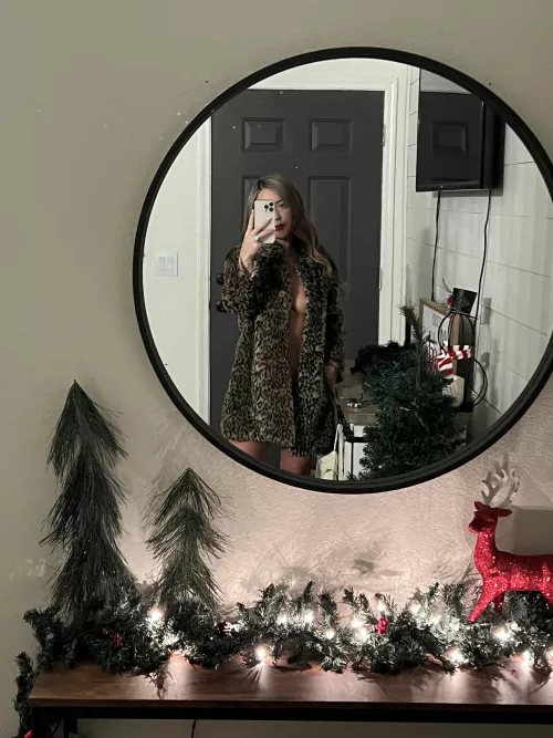 This milfs got that red lip classic thing that you like