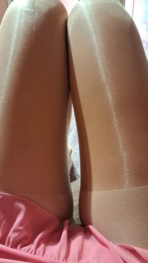 Ups i got a run on my new shiny pantyhose 😔