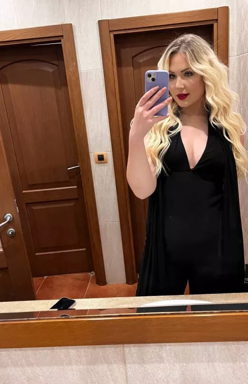 Do i look hot in this outfit?