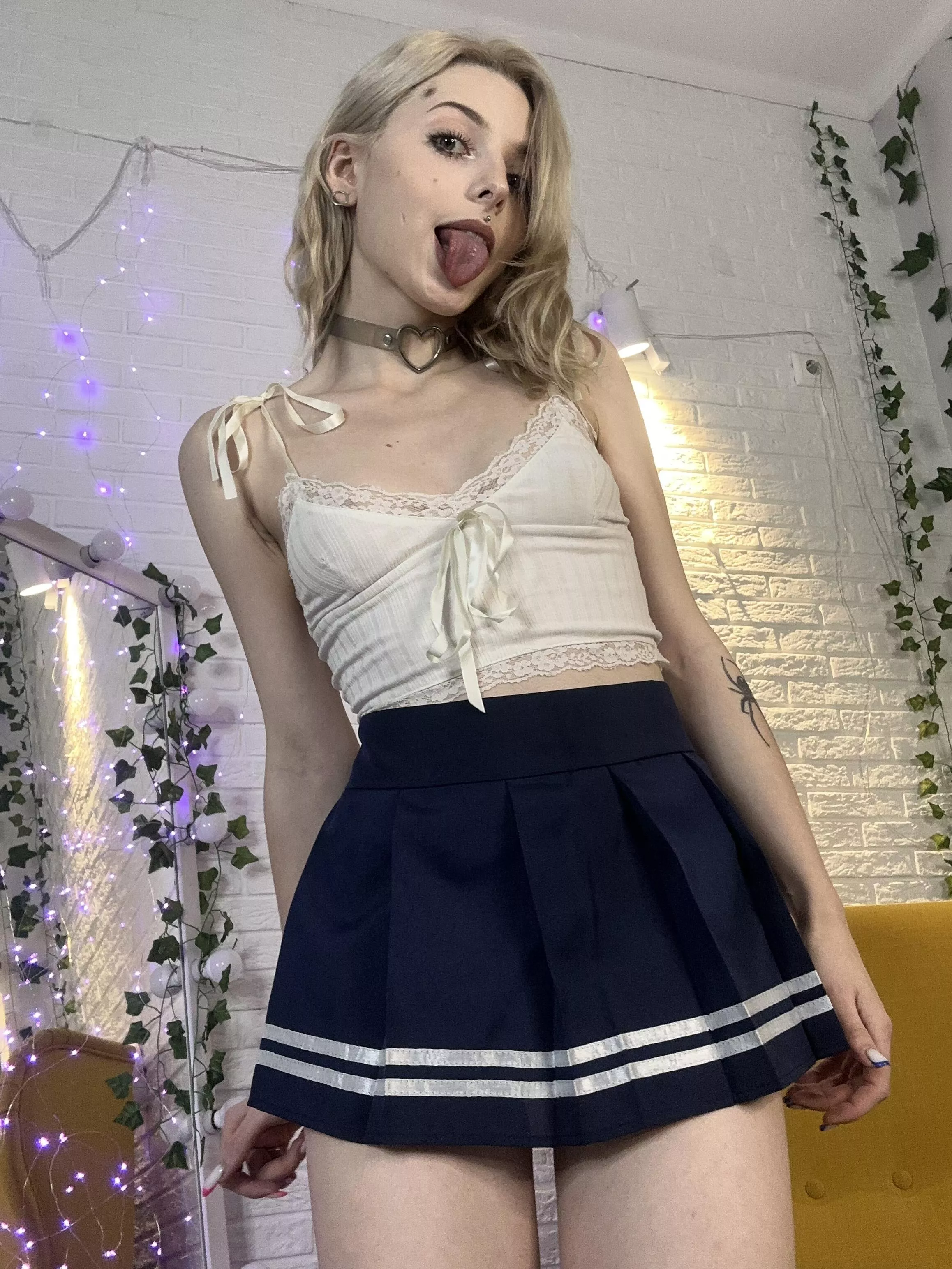 I look cute in this white top