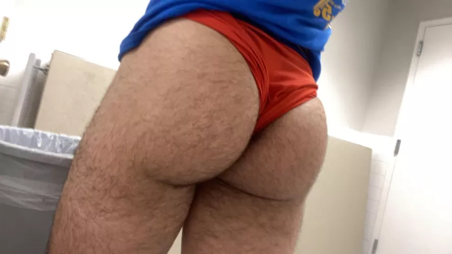 Imagine… you walked into the bathroom and saw this… 😜