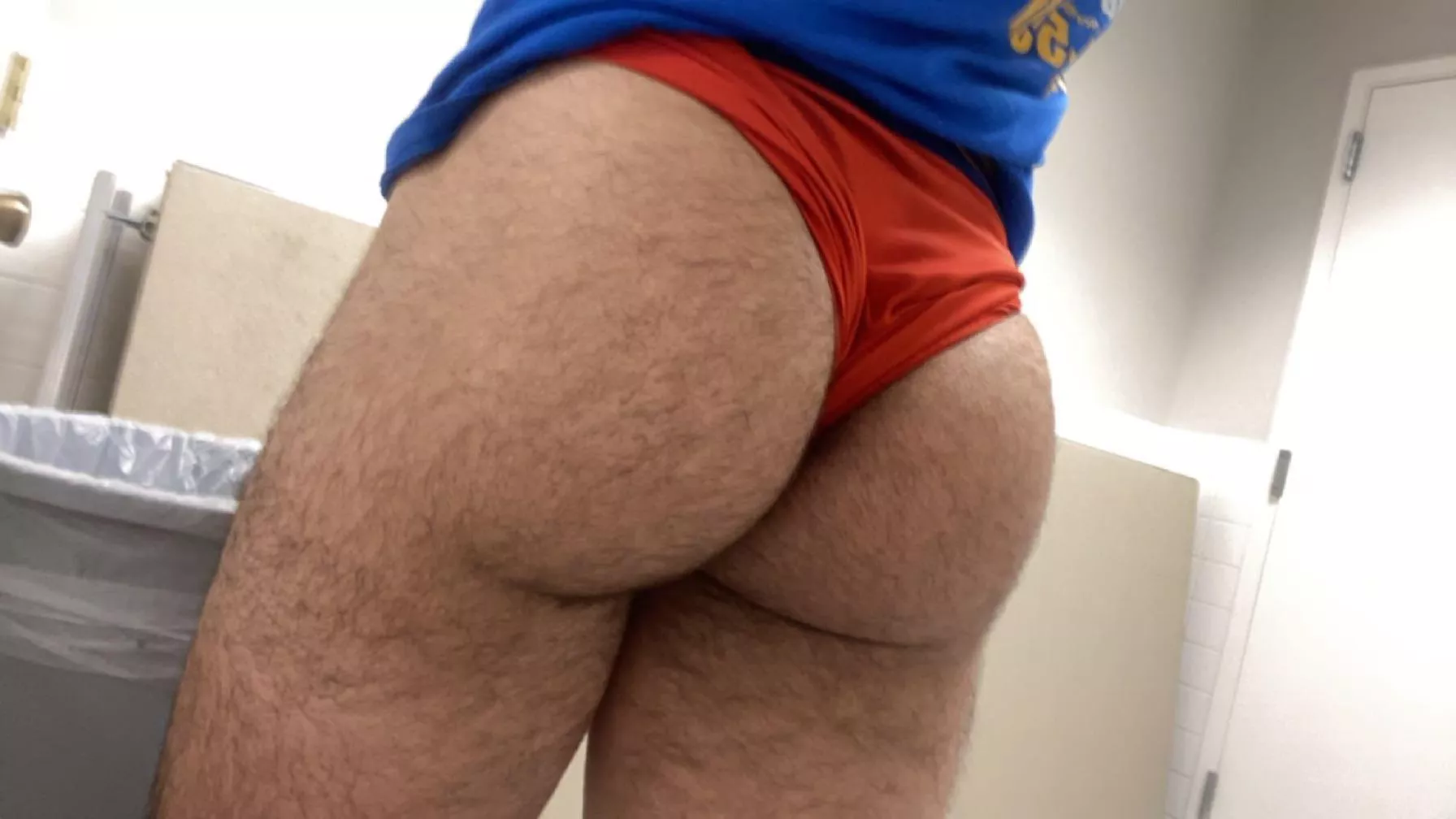 Imagine… you walked into the bathroom and saw this… 😜