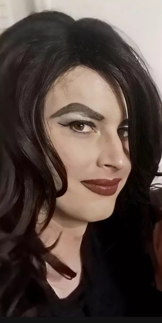 It’s my birthday would love a load of hot cum on my face as a present