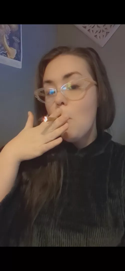 Just looking for my human ashtray 💁🏻‍♀️ anyone?