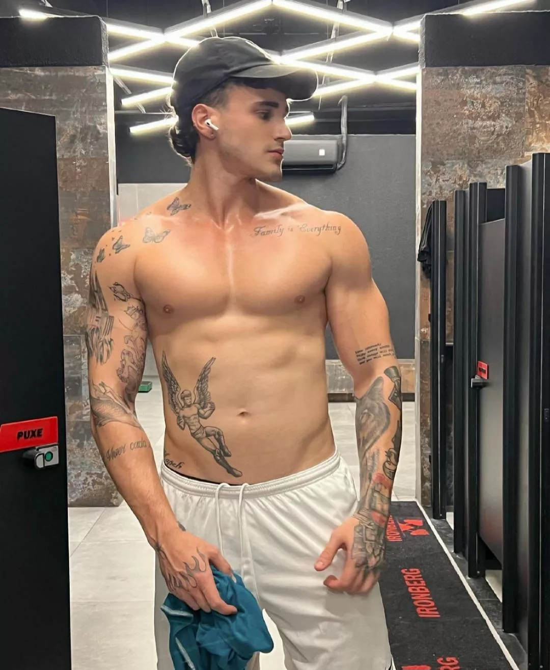 [M] Confidence is silent, insecurities are loud.