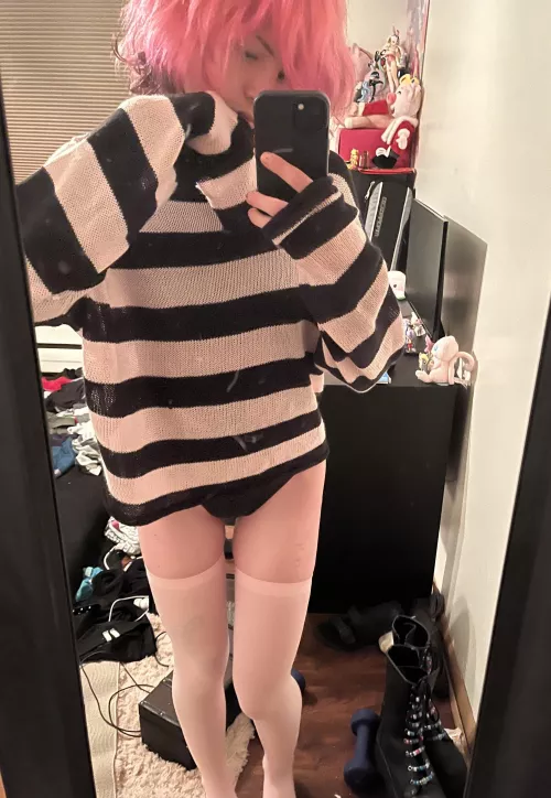 messy hair & messy room but still feelin cute ^.^