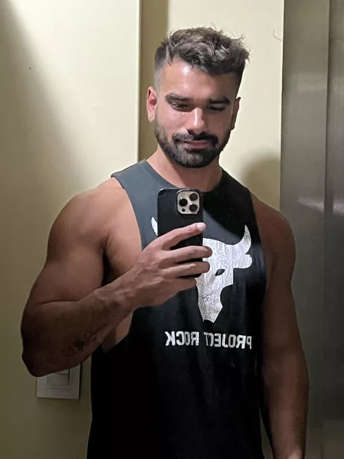 selfie in the elevator 🤳