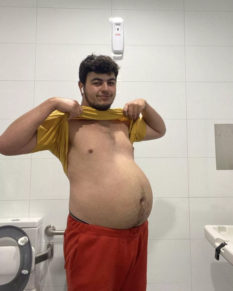 Should a 21yr old boy have the body of a pregnant woman…? 🤔