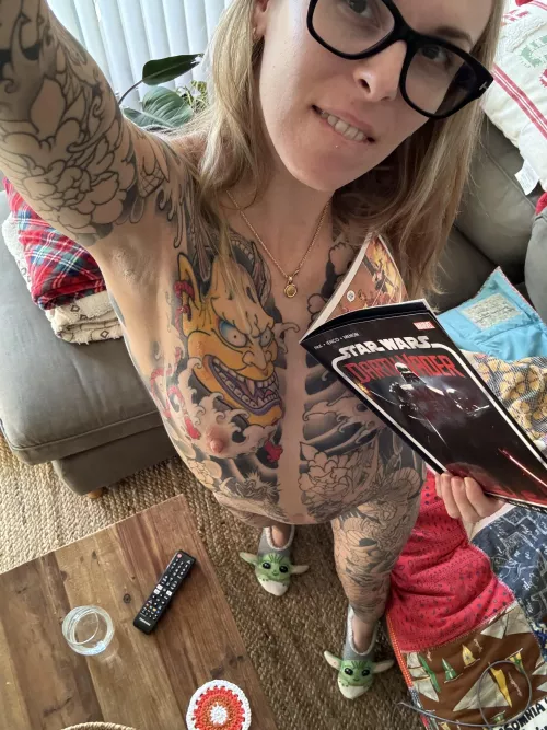 Star Wars comics in my yoda slippers [F]