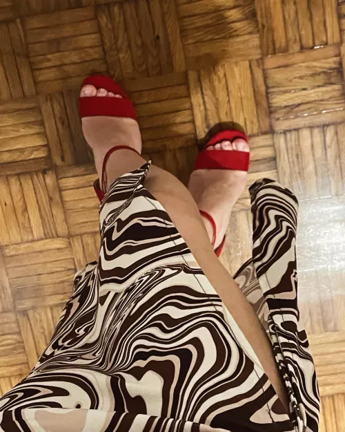 Who wanna kiss my feet?