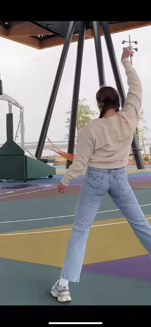 Who’s into pro athletes? I can feed them if you dm me