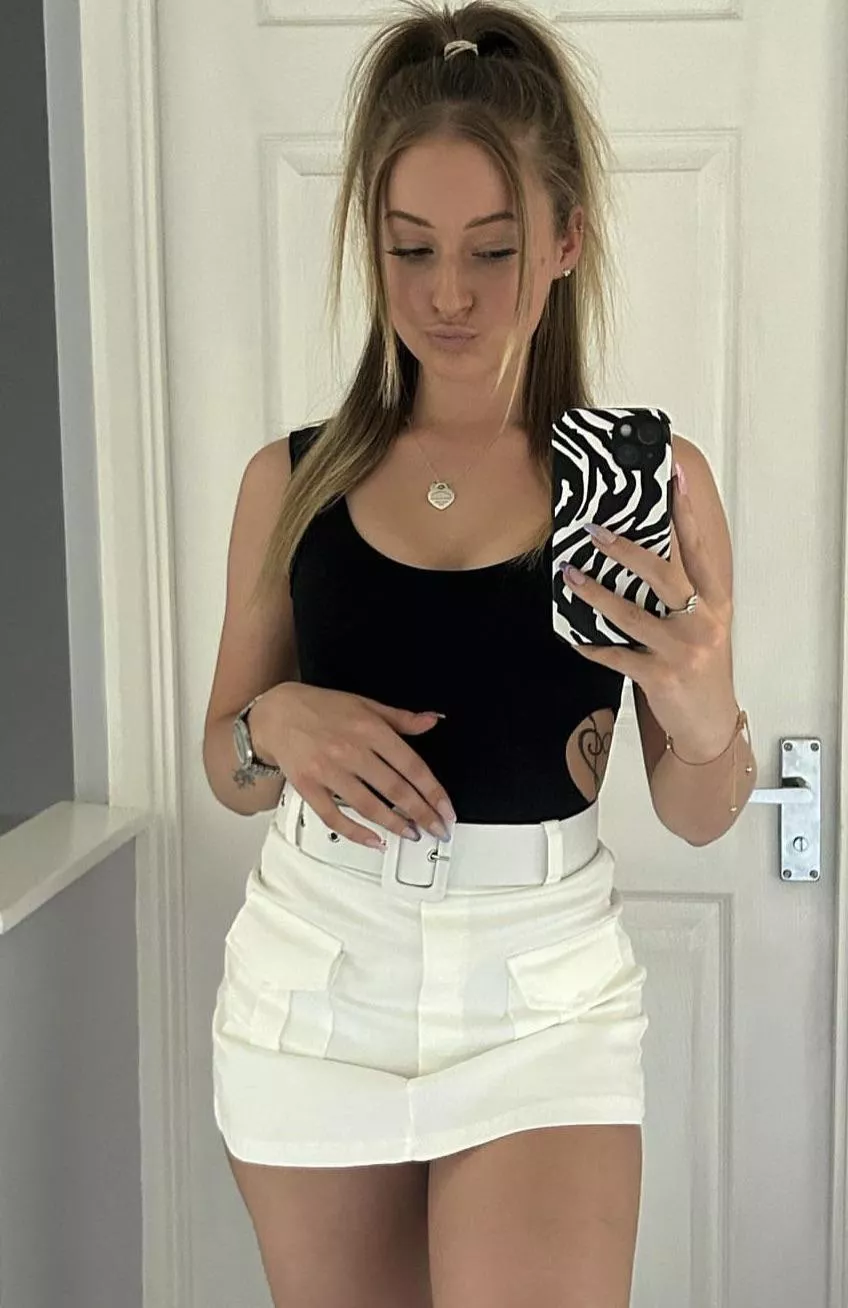 21 year old very experienced Cuck couple here looking for a bull to fuck her. Ideally an older bull.