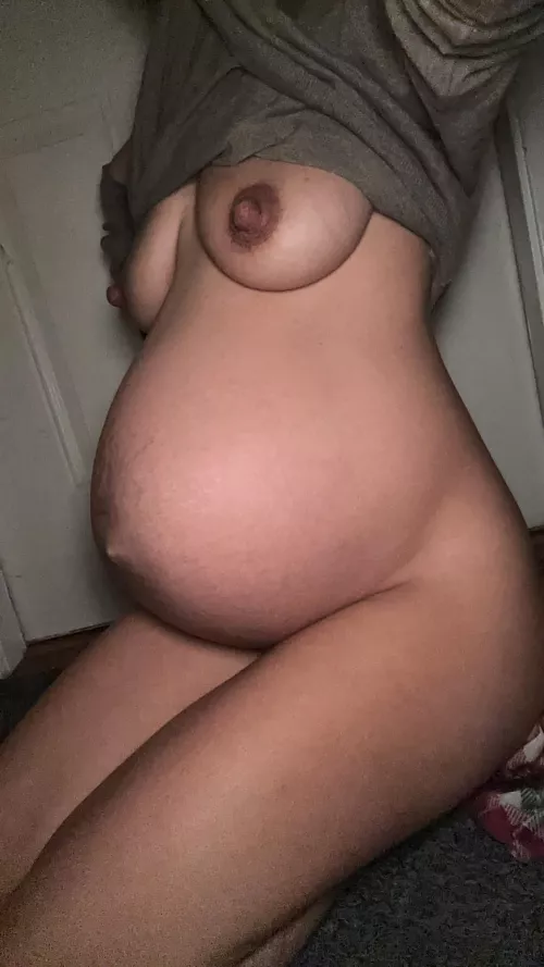 30 weeks pregnant with twins❤️ anyone interested in watching me get bigger?💋