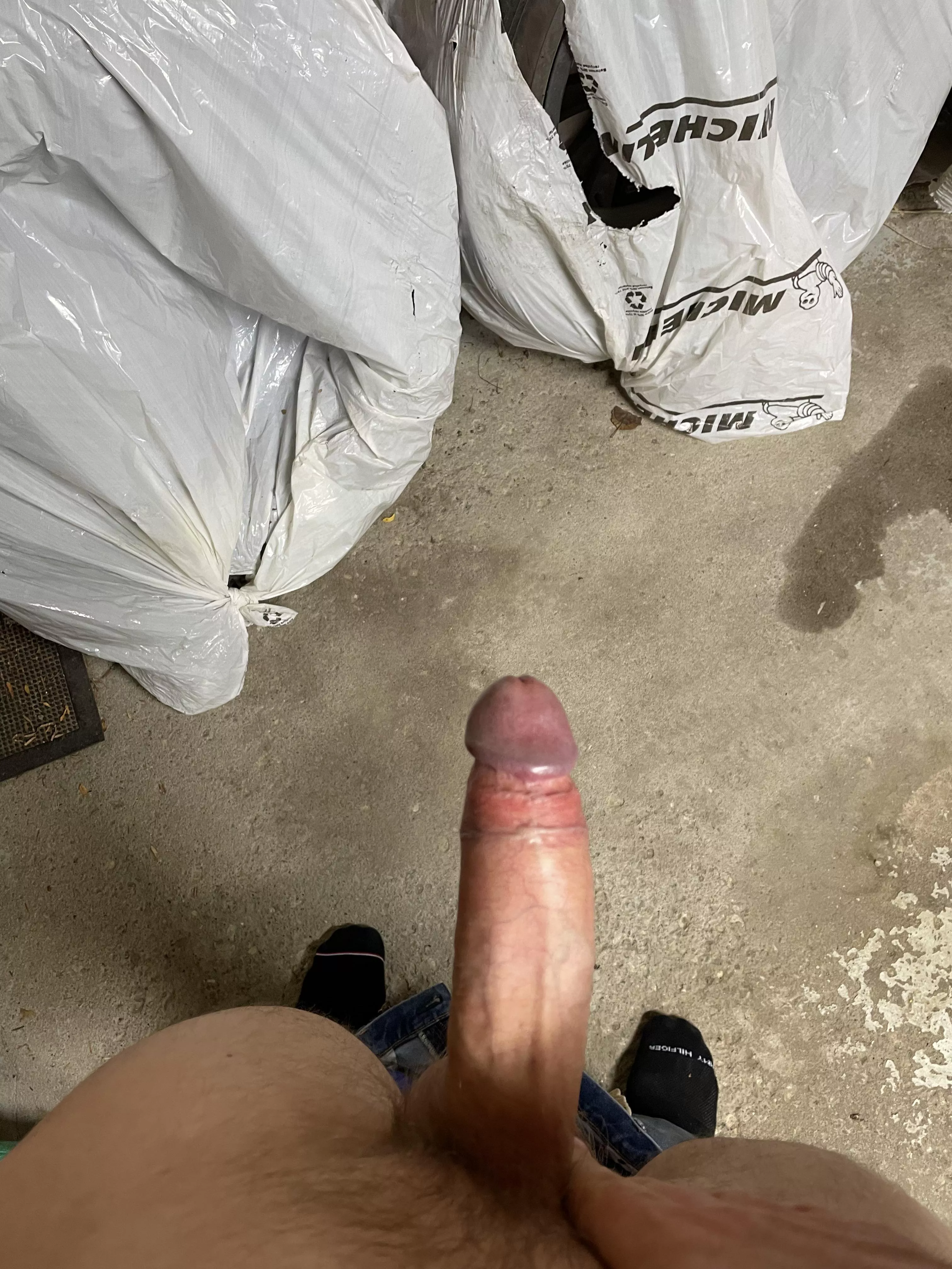 [40] Would you suck this daddy in the garage while he changes the tyres?