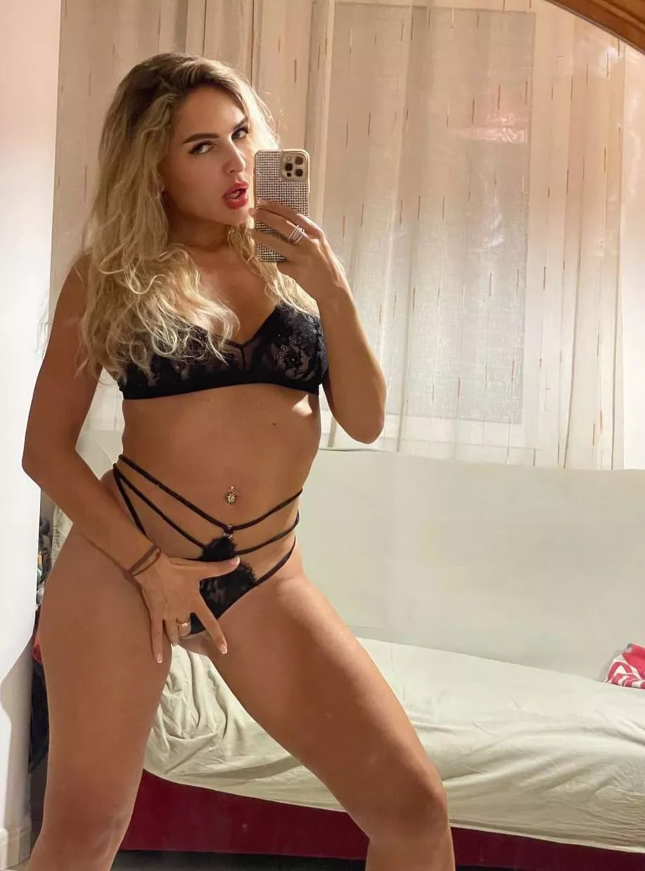 Are you into slim thick college girls ?