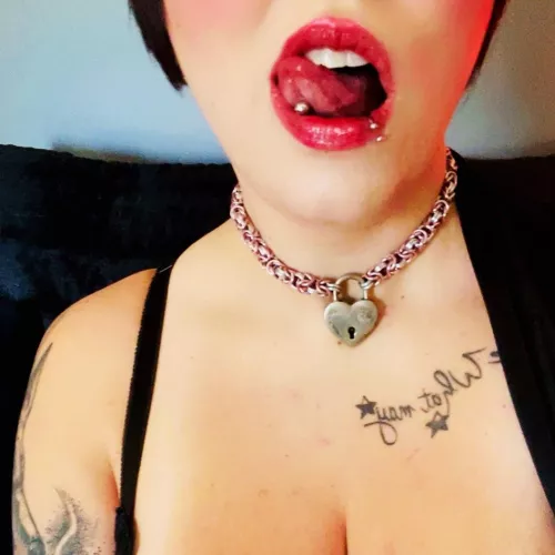 Daddy’s collar on my neck means I’m owned, not tamed 😏