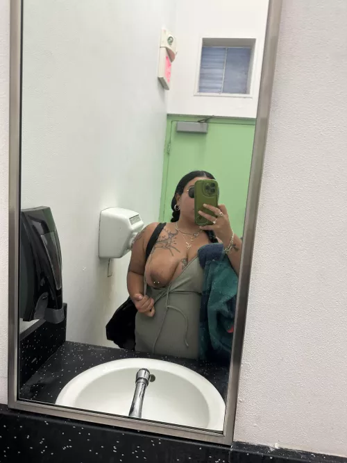 Heard someone about to come in so I had flash real quick 😎