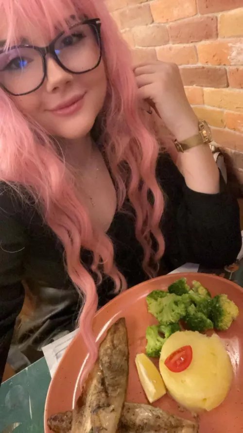 IUTR Just moved in next door, wanna come over and chill?