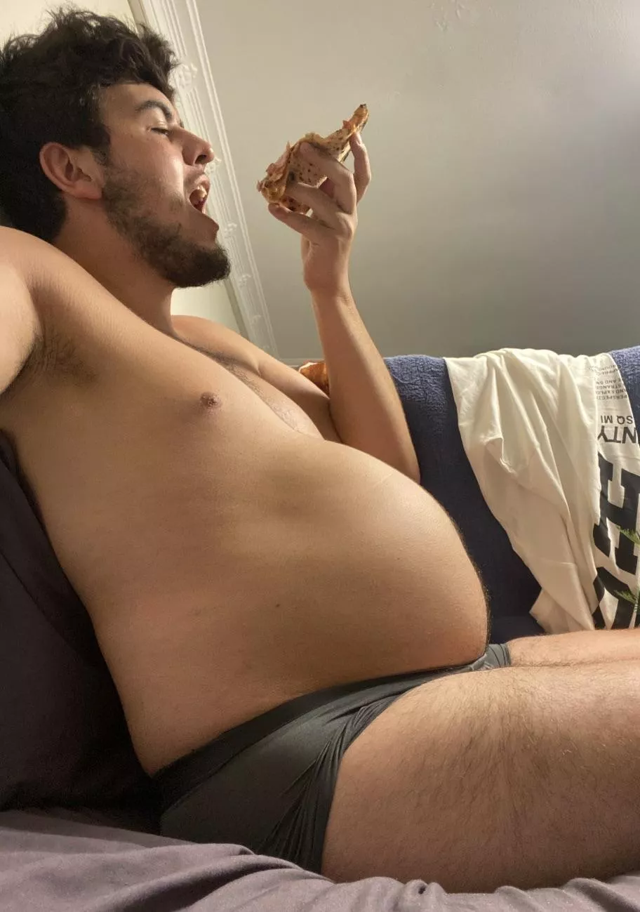 Little bit of pizza never hurt anyone 😋