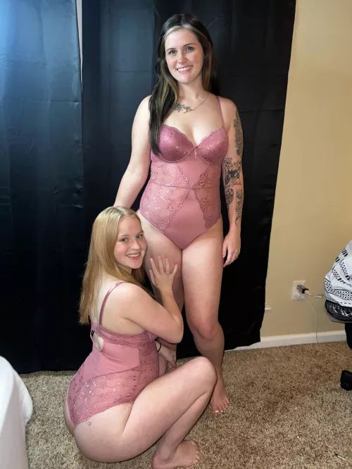 Say hello if you would like to have a pregnant threesome