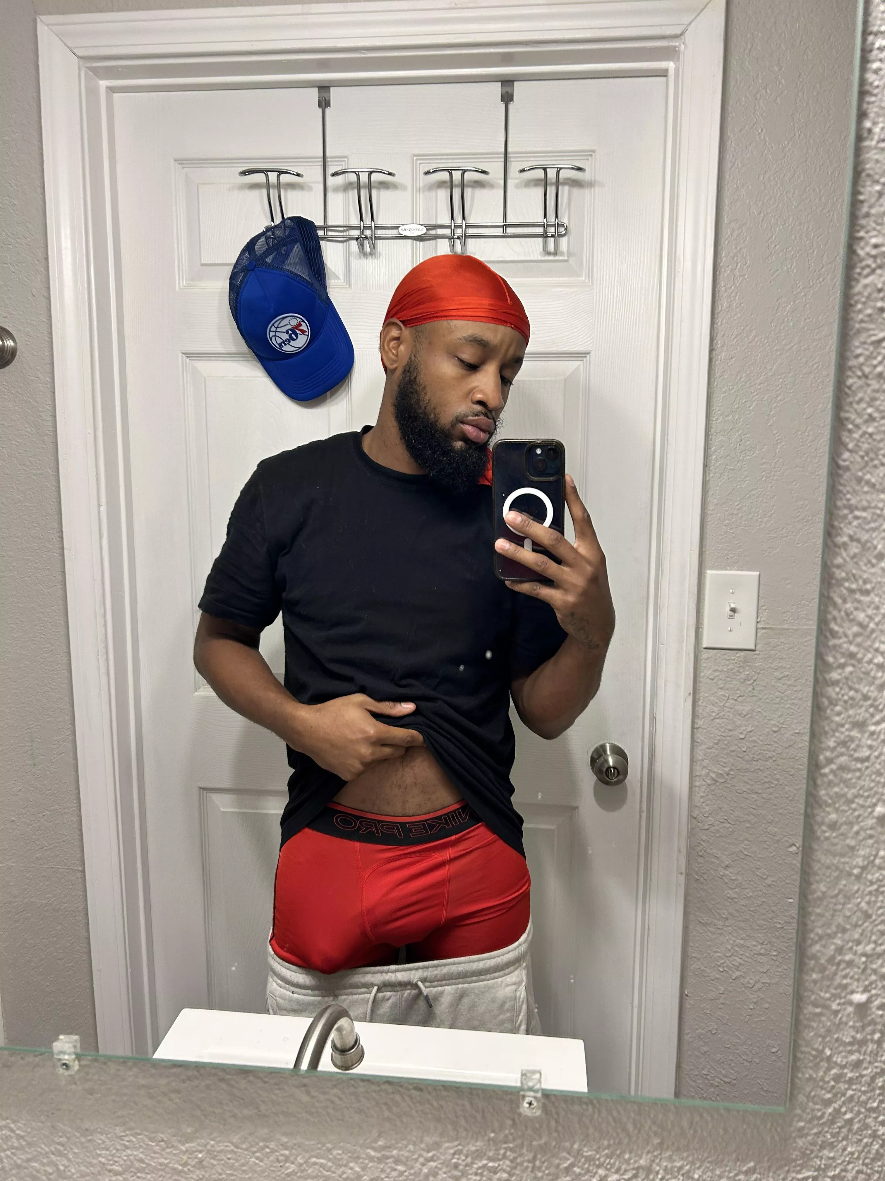 Woke up horny 🍆 who wants to bend over for me? 🤤