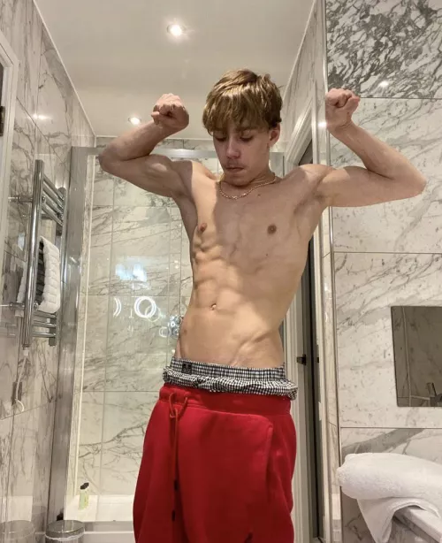 20 Uk owenmadinax looking for sluts no over 25 please send fsce when adding I want sluts only