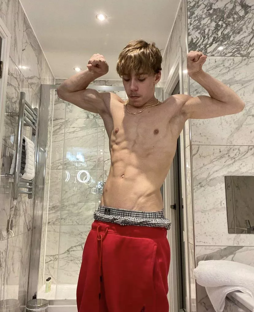 20 Uk owenmadinax looking for sluts no over 25 please send fsce when adding I want sluts only