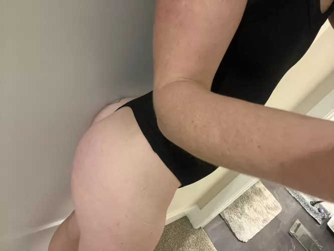 Amateur in selfies expert in the bed