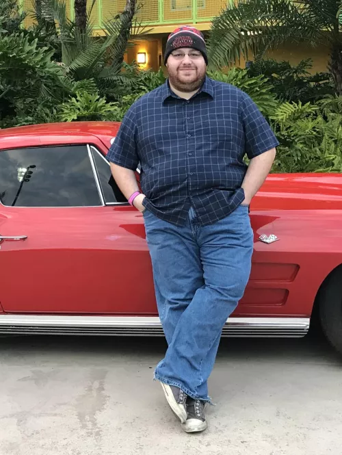 Any women want to chat and show off together to help this chubby guy get a confidence boost?