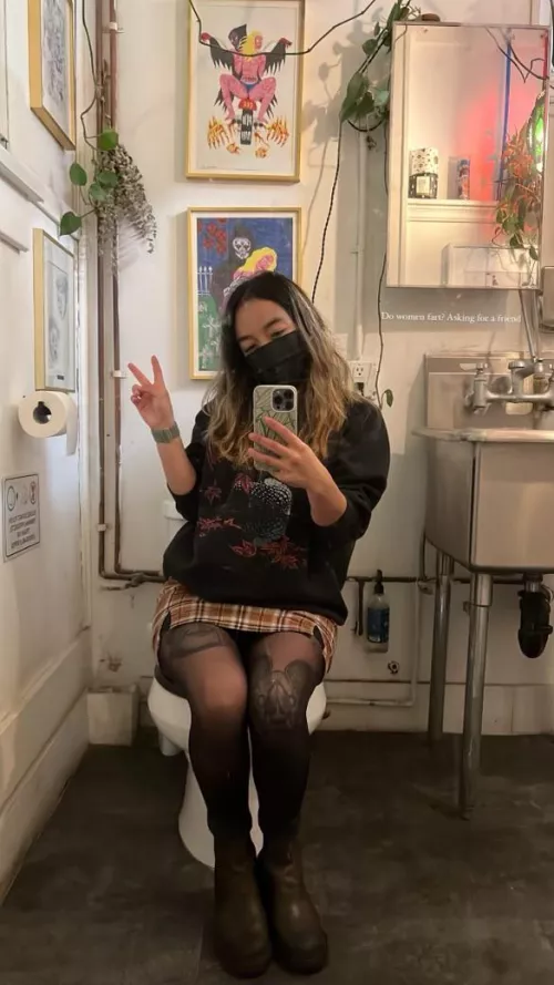 Bathroom selfie @smallallycat