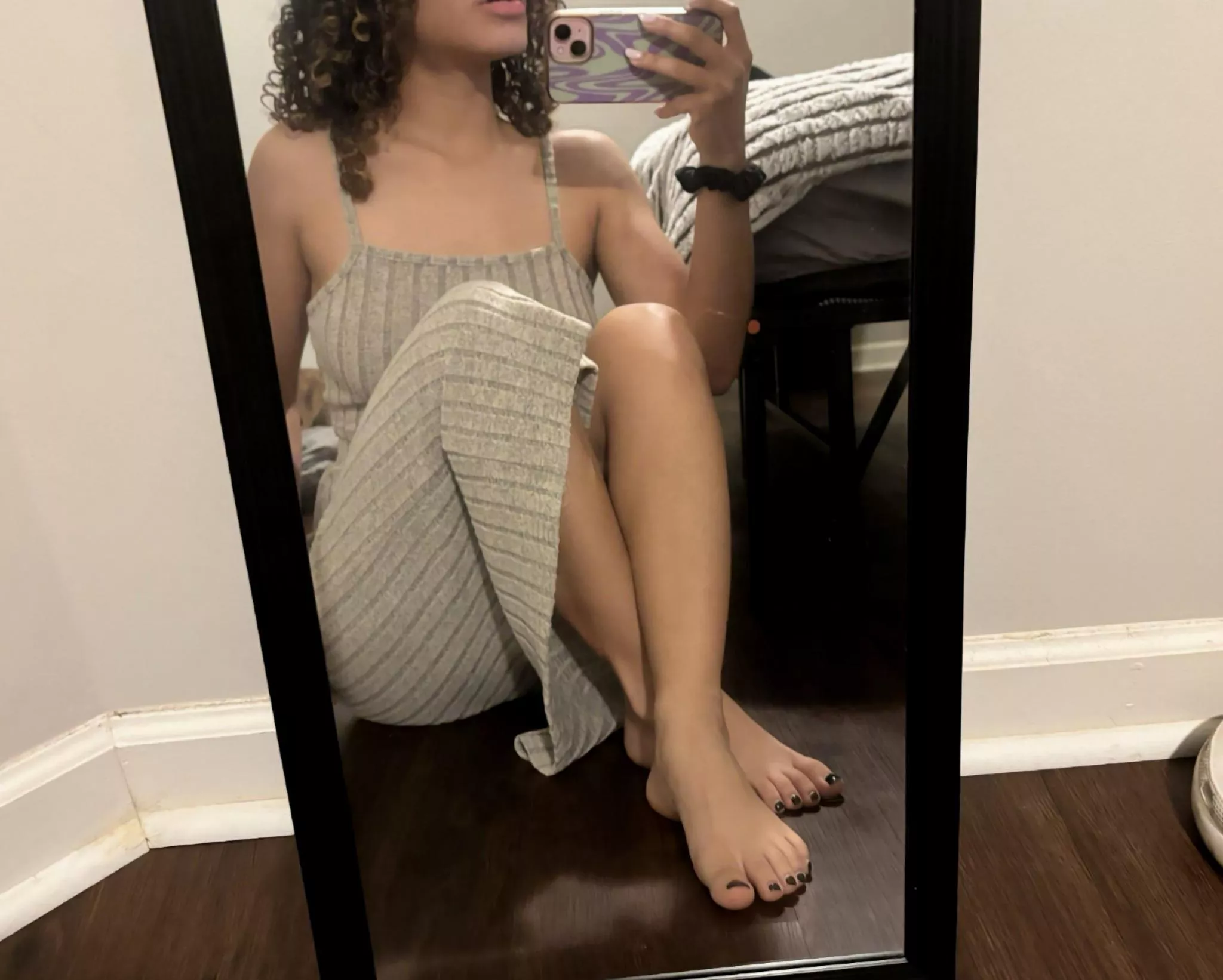 Cis girl 🖤😊 i love making sissies worship my feet and fuck them right after