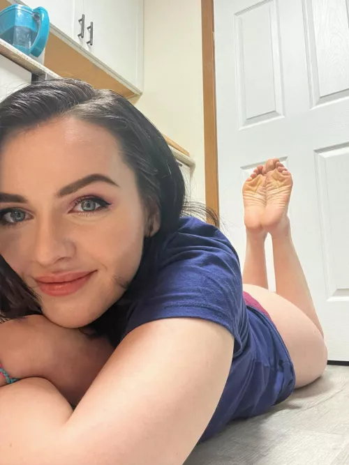 Cute wrinkly soles. Would you worship?