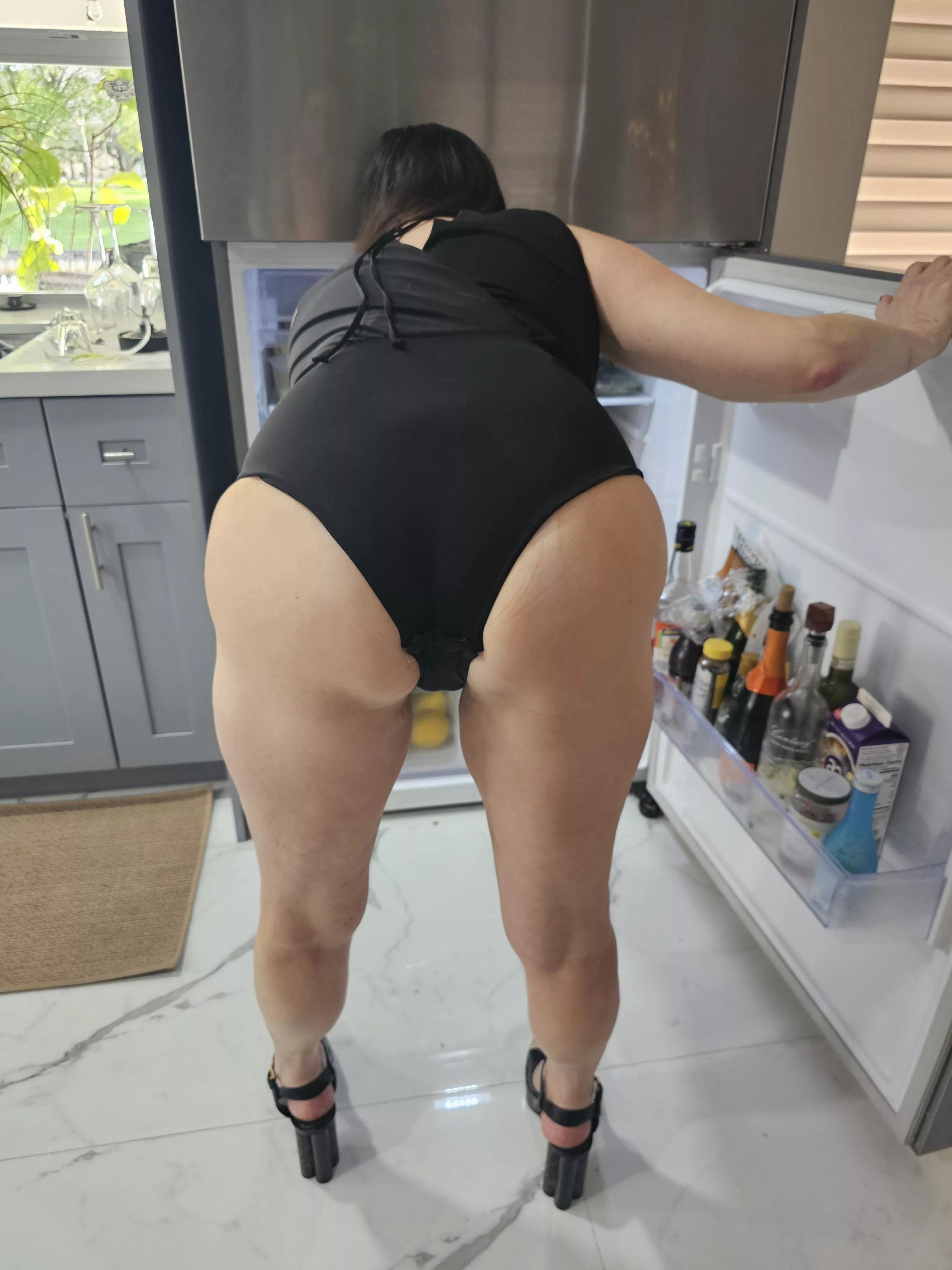 Good morning sweetie. Can this MILF get you some breakfast?