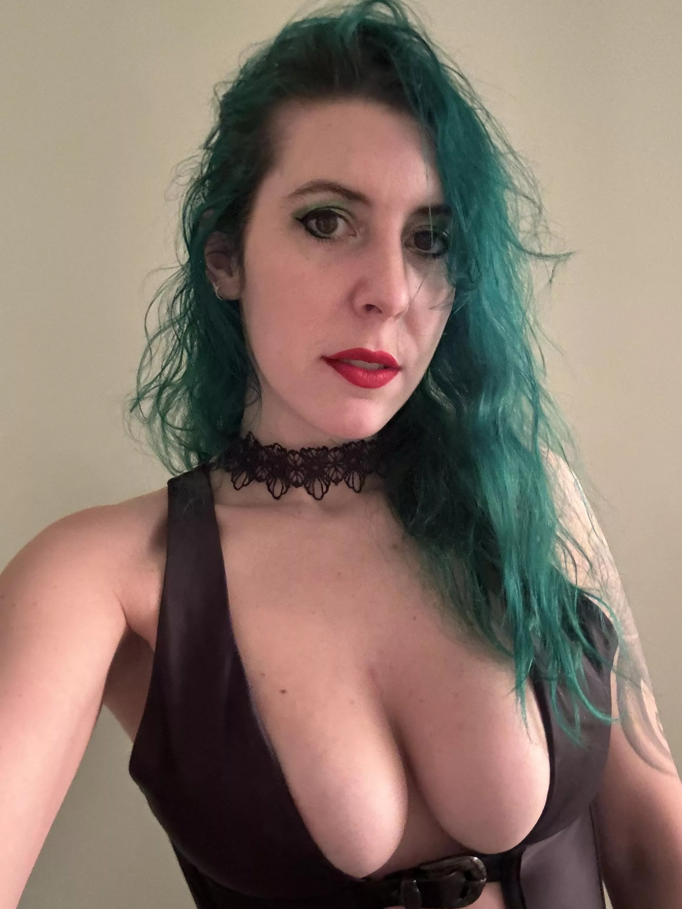 Hottie in a vest [img]