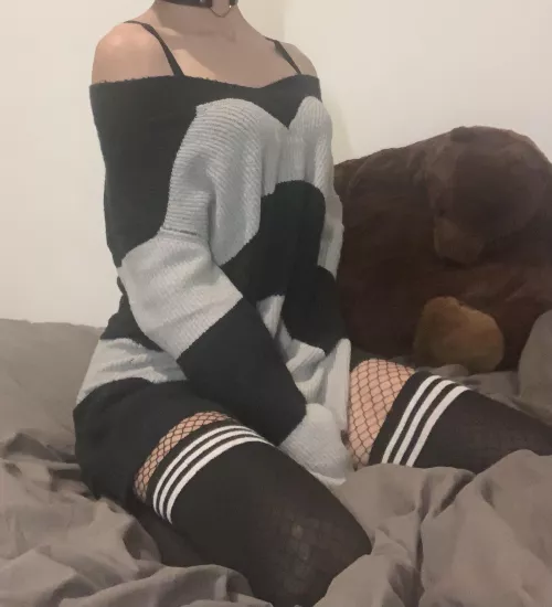 I love how big jumpers make me feel so smol :3