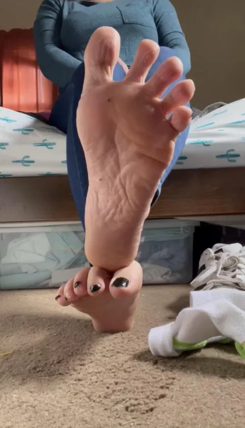 I told my girlfriends you lick my feet everyday before work. You won’t make me a liar will you? 🥺