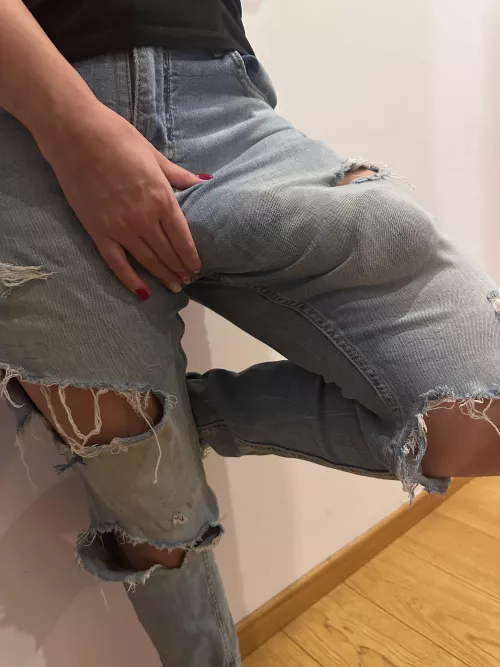 Is it a very noticeable in torn jeans?🥵