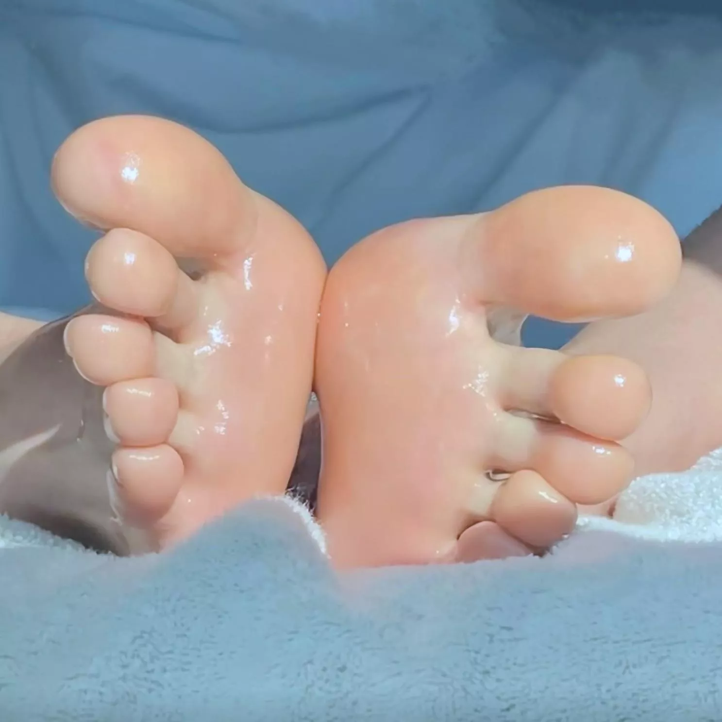 Oily feet💦🦶