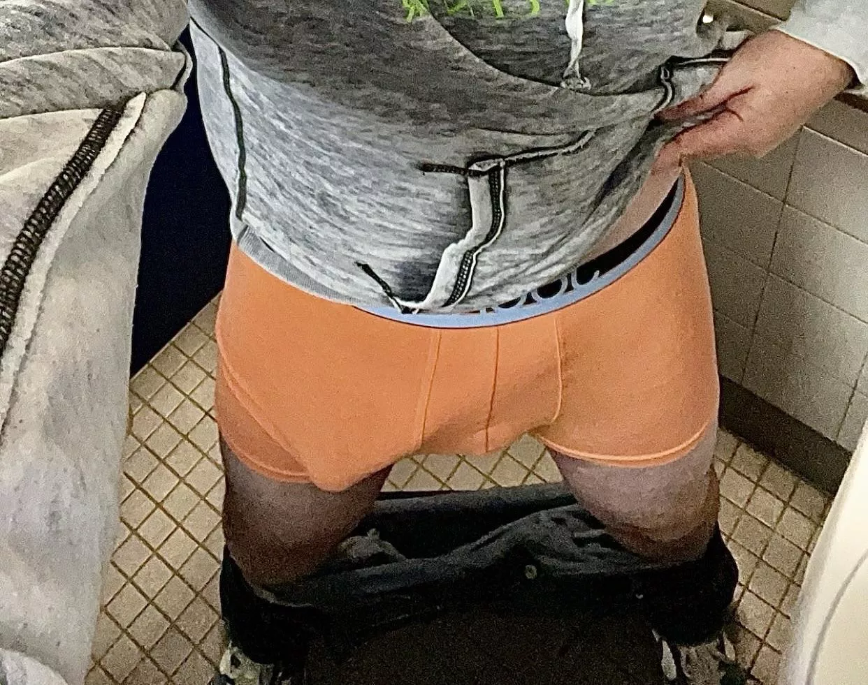 Quick break at work, I am way too horny today!