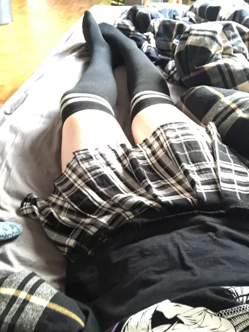 School got canceled so now i can be comfy in bed :3