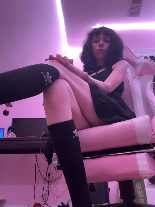 Sitting pretty 🖤🖤