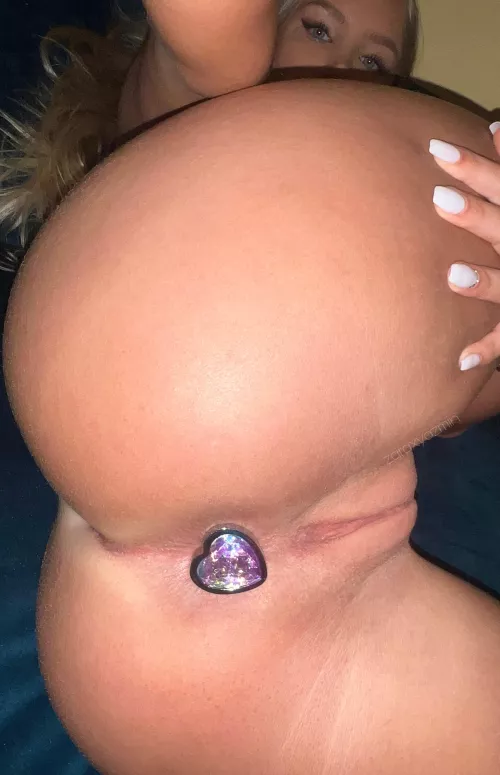 This butt plug makes my pussy look extra cute