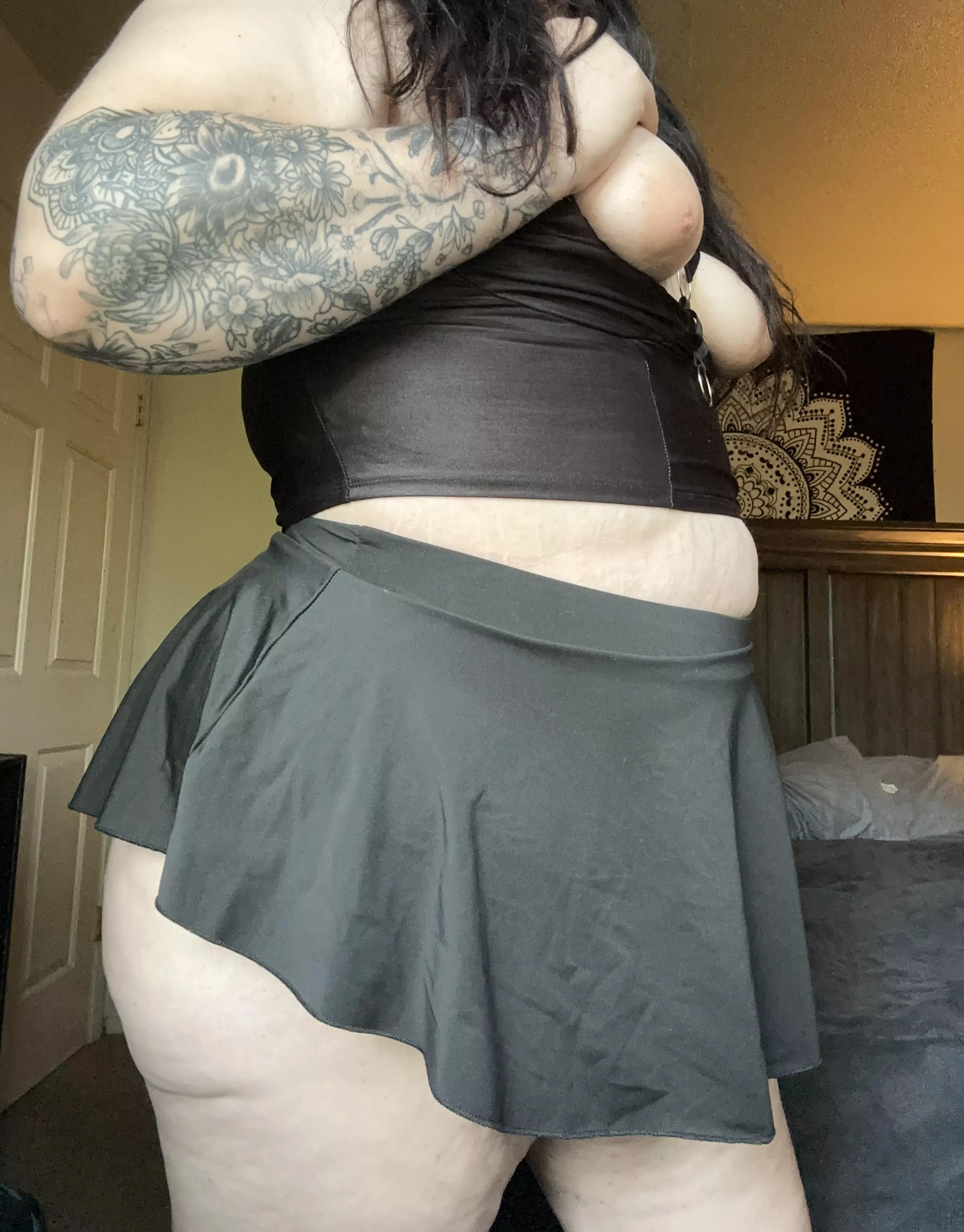 This outfit makes me think I need more leather pieces 😮‍💨😈